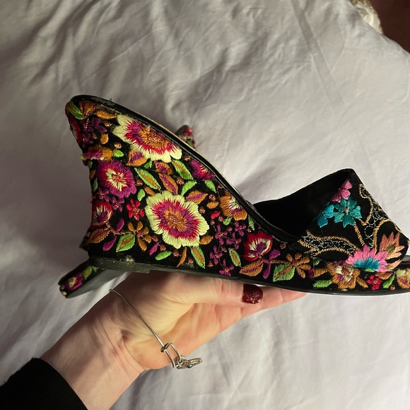 Embroidered wedge heels open toe shoes - Picture 5 of 8